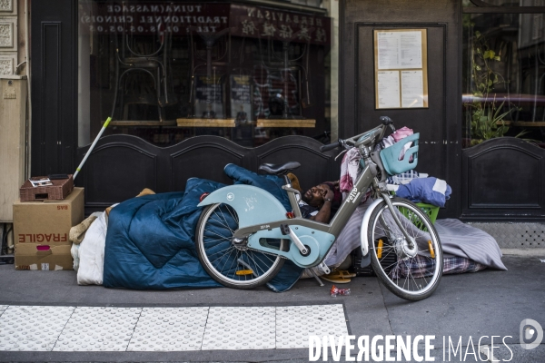 Sans abris dans les rues de paris.