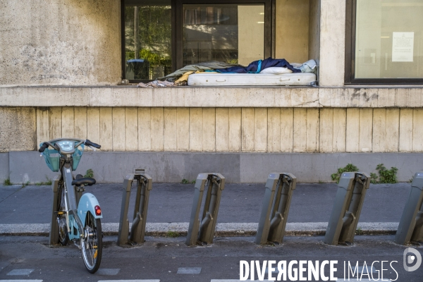 Sans abris dans les rues de paris.