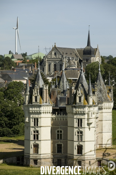 Des monuments historiques classés victimes des éoliennes et de constructions industrielles.