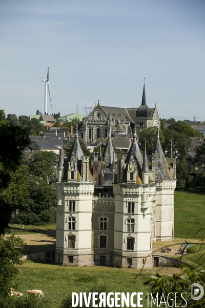 Des monuments historiques classés victimes des éoliennes et de constructions industrielles.