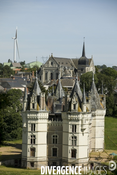 Des monuments historiques classés victimes des éoliennes et de constructions industrielles.