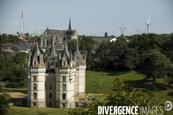 Des monuments historiques classés victimes des éoliennes et de constructions industrielles.