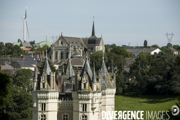 Des monuments historiques classés victimes des éoliennes et de constructions industrielles.