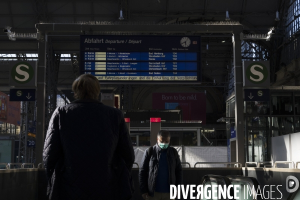 Masques et jeux de lumière à la gare de Francfort.