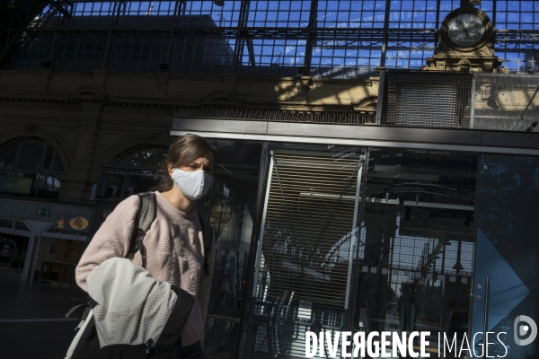 Masques et jeux de lumière à la gare de Francfort.