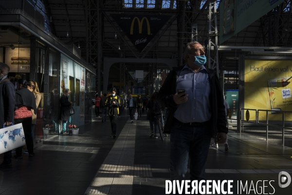 Masques et jeux de lumière à la gare de Francfort.