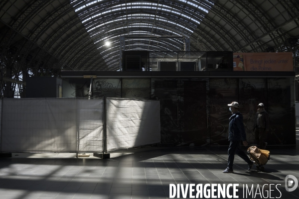 Masques et jeux de lumière à la gare de Francfort.