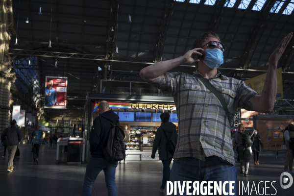 Masques et jeux de lumière à la gare de Francfort.