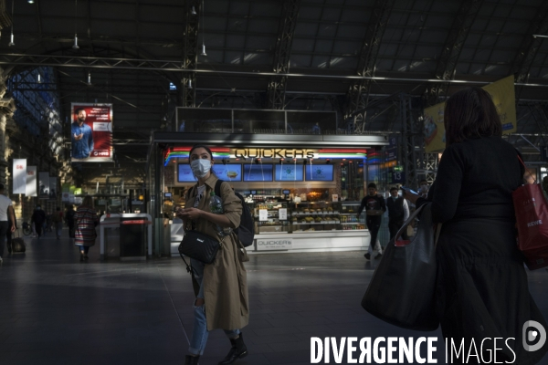 Masques et jeux de lumière à la gare de Francfort.