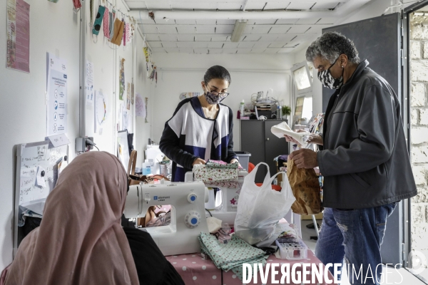 BANLIEUE - Bénévoles qui fabriquent des masques en tissus.
