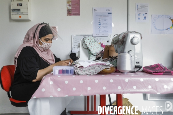 BANLIEUE - Bénévoles qui fabriquent des masques en tissus.