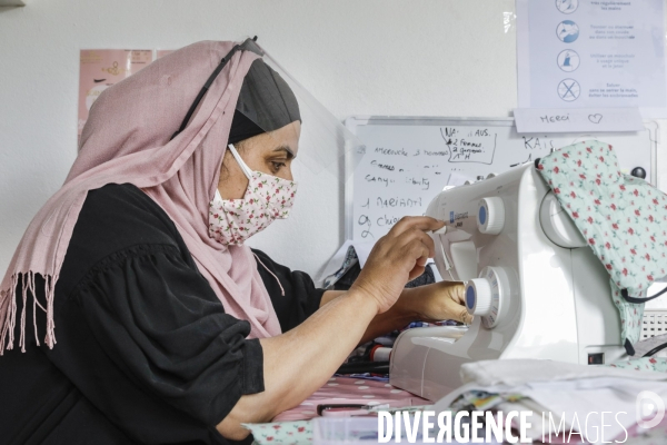 BANLIEUE - Bénévoles qui fabriquent des masques en tissus.