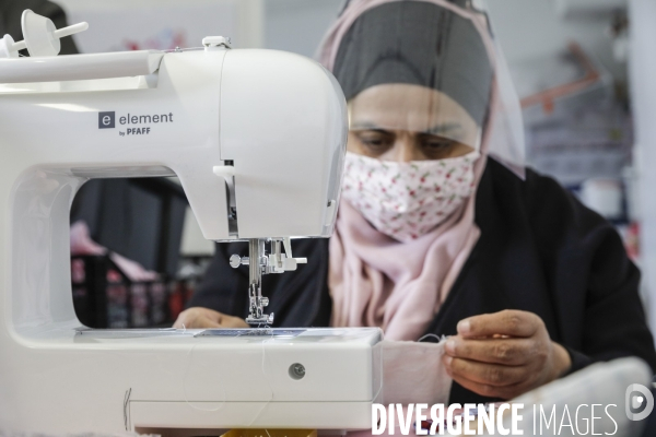 BANLIEUE - Bénévoles qui fabriquent des masques en tissus.