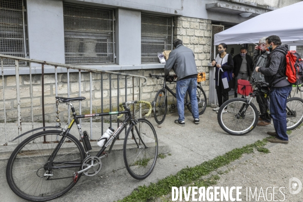 BANLIEUE - Bénévoles qui fabriquent des masques en tissus.