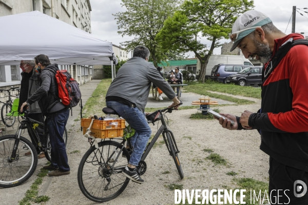 BANLIEUE - Bénévoles qui fabriquent des masques en tissus.