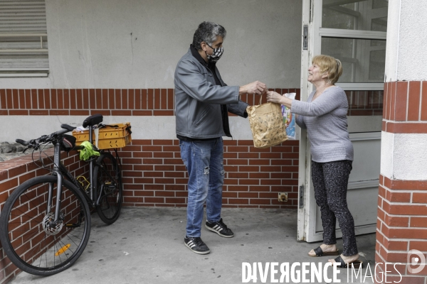 BANLIEUE - Bénévoles qui fabriquent des masques en tissus.