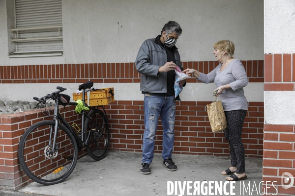 BANLIEUE - Bénévoles qui fabriquent des masques en tissus.