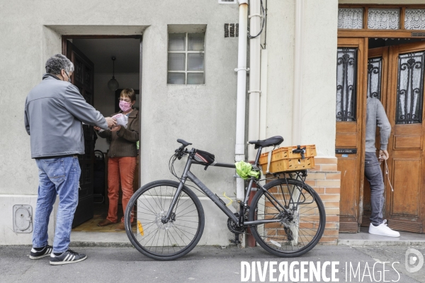 BANLIEUE - Bénévoles qui fabriquent des masques en tissus.