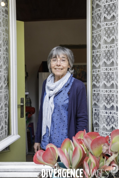 BANLIEUE - Bénévoles qui fabriquent des masques en tissus.