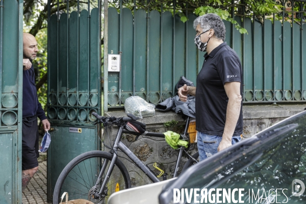 BANLIEUE - Bénévoles qui fabriquent des masques en tissus.