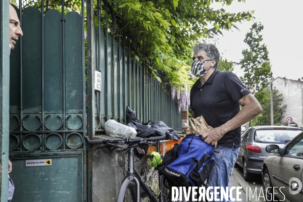 BANLIEUE - Bénévoles qui fabriquent des masques en tissus.