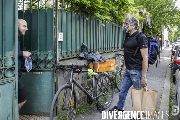 BANLIEUE - Bénévoles qui fabriquent des masques en tissus.