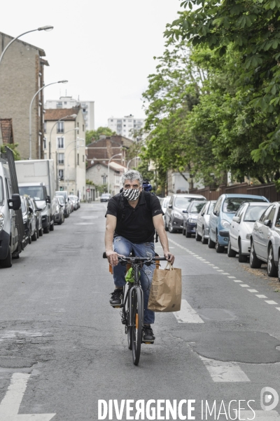 BANLIEUE - Bénévoles qui fabriquent des masques en tissus.