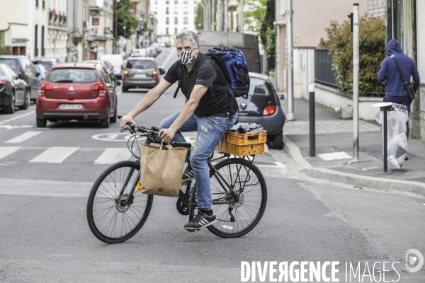 BANLIEUE - Bénévoles qui fabriquent des masques en tissus.