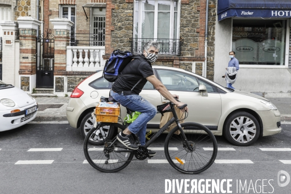 BANLIEUE - Bénévoles qui fabriquent des masques en tissus.