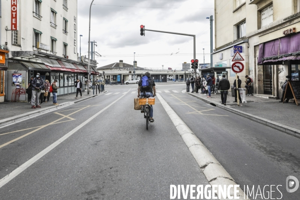 BANLIEUE - Bénévoles qui fabriquent des masques en tissus.