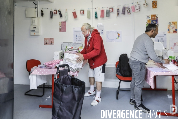 BANLIEUE - Bénévoles qui fabriquent des masques en tissus.