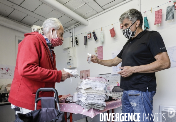 BANLIEUE - Bénévoles qui fabriquent des masques en tissus.