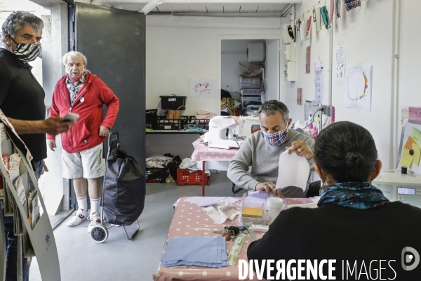 BANLIEUE - Bénévoles qui fabriquent des masques en tissus.