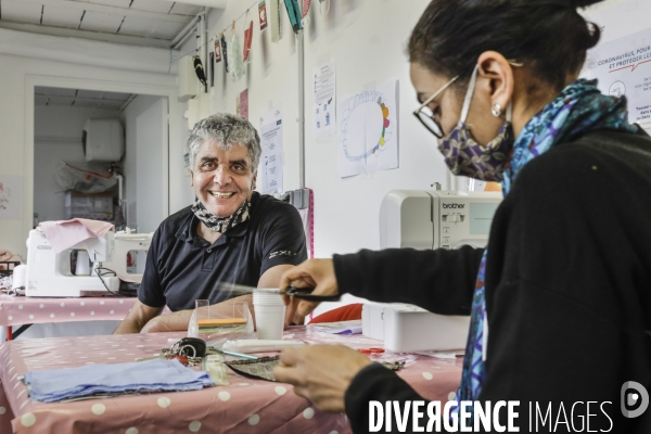 BANLIEUE - Bénévoles qui fabriquent des masques en tissus.
