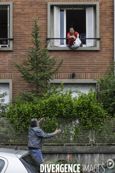 BANLIEUE - Bénévoles qui fabriquent des masques en tissus.