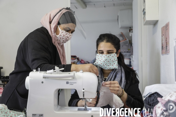 BANLIEUE - Bénévoles qui fabriquent des masques en tissus.