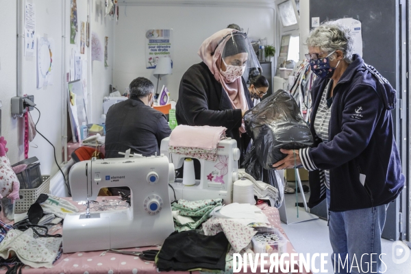 BANLIEUE - Bénévoles qui fabriquent des masques en tissus.