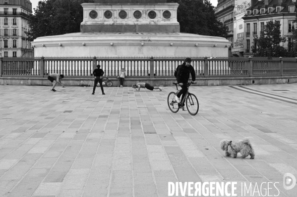 Place de la Bastille. Confinement 49ème jour.