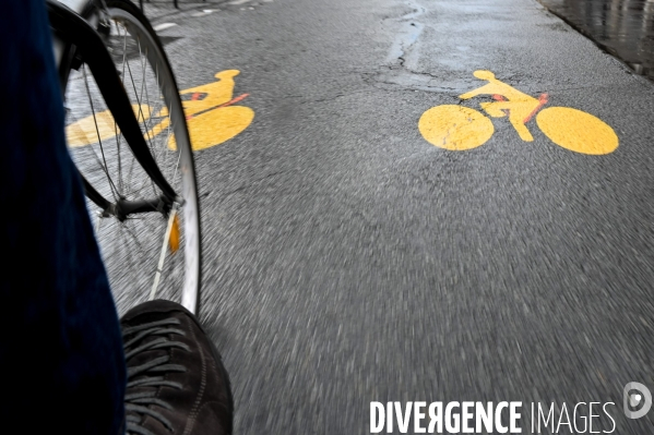 La rue de Rivoli en piste cyclable. Confinement: 53ème jour.