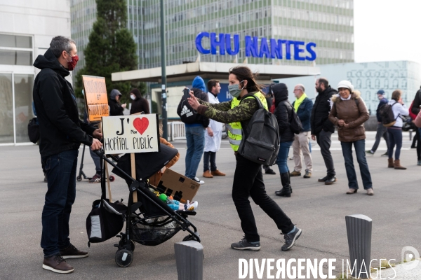 Manifestation de soutien aux soignants et contestation écologique et sociale à Nantes