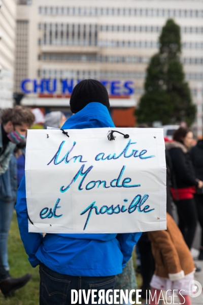 Manifestation de soutien aux soignants et contestation écologique et sociale à Nantes