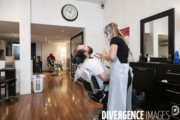 Déconfinement: réouverture d un coiffeur à Marseille