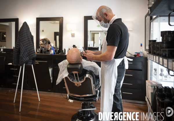 Déconfinement: réouverture d un coiffeur à Marseille