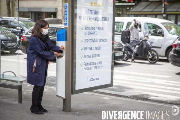 Anne Hidalgo et Jean-Charles Decaux, présentent des distributeurs de solution hydroalcoolique installés sur le mobilier urbain dans les rues de Paris