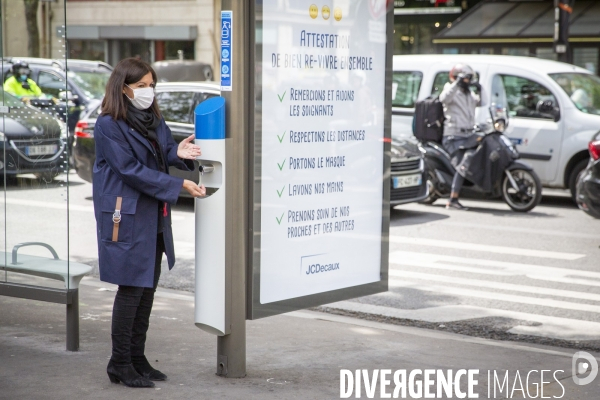 Anne Hidalgo et Jean-Charles Decaux, présentent des distributeurs de solution hydroalcoolique installés sur le mobilier urbain dans les rues de Paris