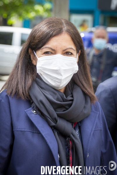 Anne Hidalgo et Jean-Charles Decaux, présentent des distributeurs de solution hydroalcoolique installés sur le mobilier urbain dans les rues de Paris