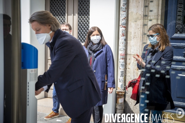 Anne Hidalgo et Jean-Charles Decaux, présentent des distributeurs de solution hydroalcoolique installés sur le mobilier urbain dans les rues de Paris