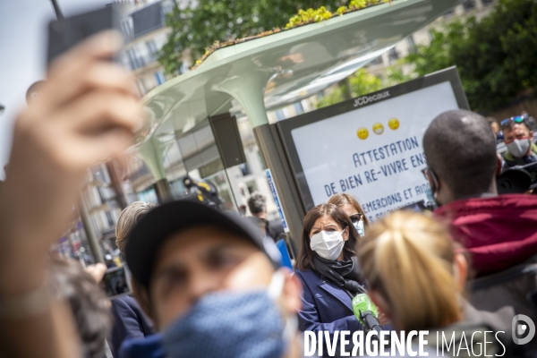 Anne Hidalgo et Jean-Charles Decaux, présentent des distributeurs de solution hydroalcoolique installés sur le mobilier urbain dans les rues de Paris