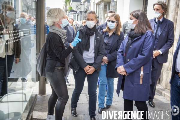 Anne Hidalgo et Jean-Charles Decaux, présentent des distributeurs de solution hydroalcoolique installés sur le mobilier urbain dans les rues de Paris