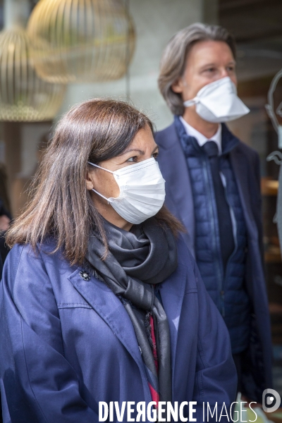 Anne Hidalgo et Jean-Charles Decaux, présentent des distributeurs de solution hydroalcoolique installés sur le mobilier urbain dans les rues de Paris